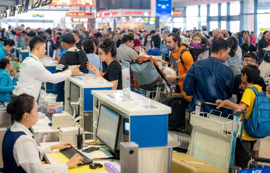 Giá vé máy bay dịp 30/4: Tăng nhiệt theo giờ, chặng nào đắt đỏ nhất?