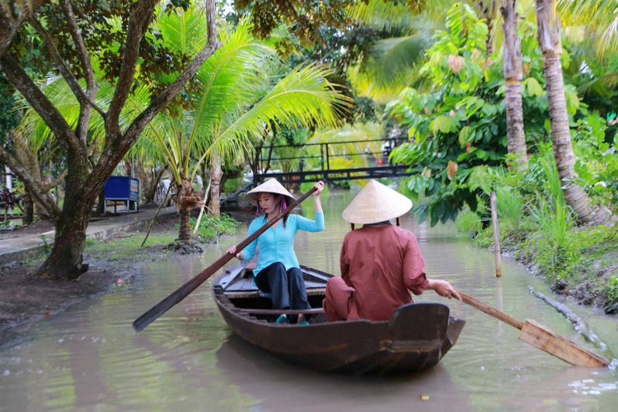 Nắng nóng kéo du khách tìm về miền Tây sông nước dịp lễ