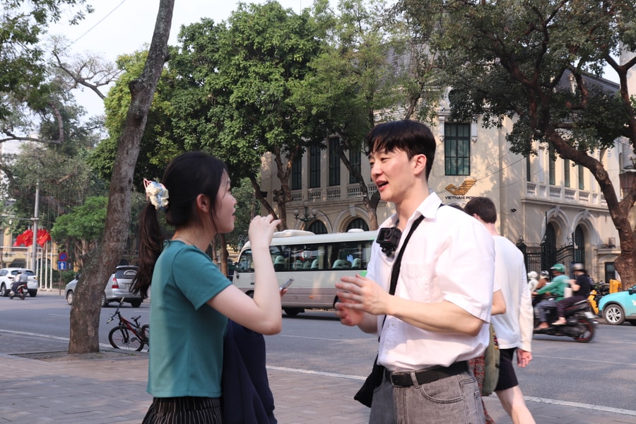 Du khách nước ngoài học tiếng Việt tại Việt Nam - hành trình kết nối văn hóa