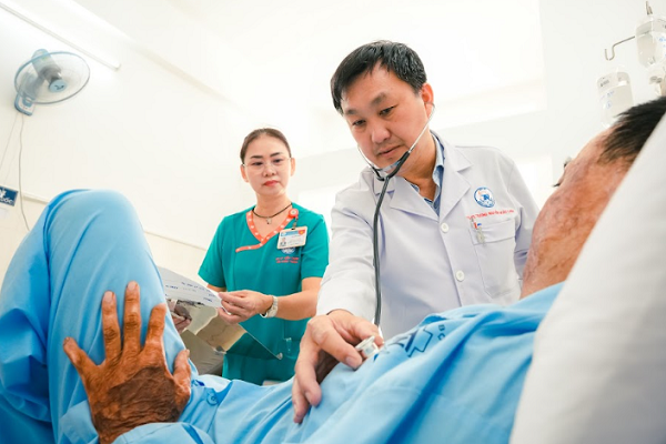 TS-BS Trương Nguyễn Hoài Linh kể về 'mũi khâu sinh tử' cứu bệnh nhân thủng tim 7 cm