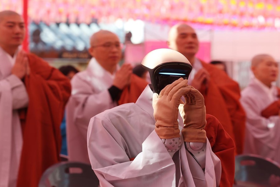 Gabi: Robot Hàn Quốc đầu tiên đi tu, chắp tay quỳ lạy như nhà sư