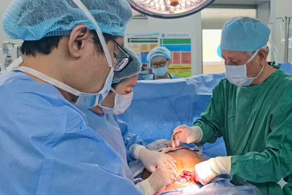 Cặp đôi New Zealand vượt đại dương về Việt Nam cứu con bị tim bẩm sinh