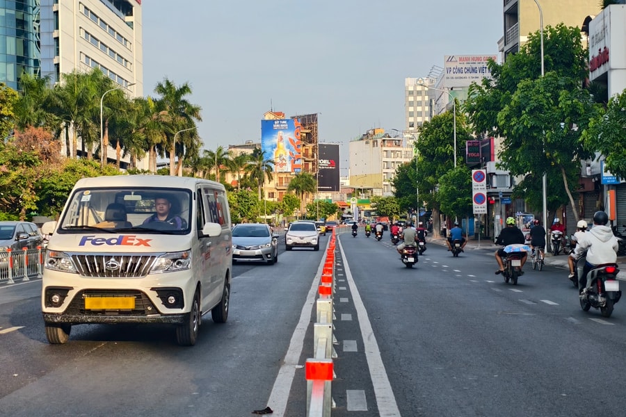 Đường Cộng Hòa ngày đầu đảo chiều: Xe thoáng hơn, người dân vẫn dò lối