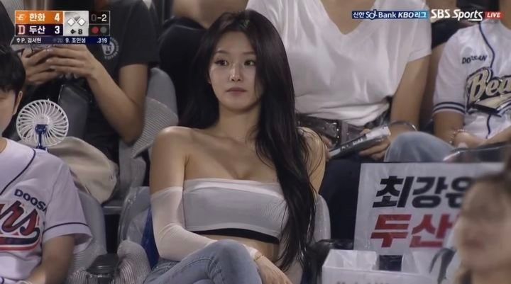 Cơn sốt hot girl bóng chày và cú lừa từ công nghệ AI