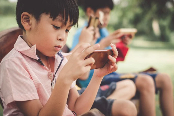 Smartphone đang 'bào mòn' trẻ nhỏ: Bác sĩ cảnh báo hệ lụy đáng báo động