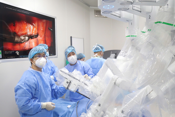 Kỹ thuật Hood kết hợp robot giúp bệnh nhân ung thư tuyến tiền liệt thoát són tiểu sau mổ