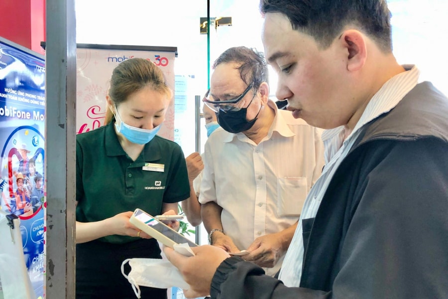 Khi mọi dịch vụ lên app, người cao tuổi xoay xở ra sao?