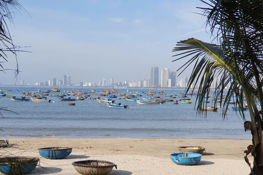 Nhặt rác ở bãi biển Mân Thái và giấc mơ 'sống sạch'