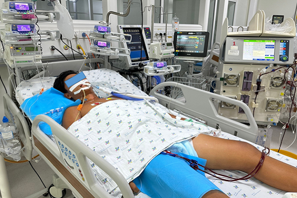 Nam sinh sốc nhiệt nguy kịch sau khi đá bóng giữa trời nắng gắt!