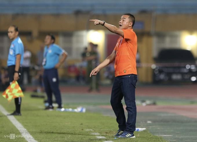 V-League: Chi nhiều tiền, thay HLV liên tục vẫn bất ổn