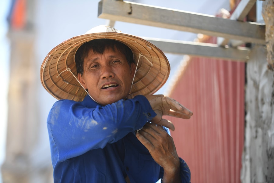 Dưới nền nhiệt hơn 50 độ C, công nhân vẫn đội nắng chạy tiến độ tại các công trường trọng điểm ở Hà Nội