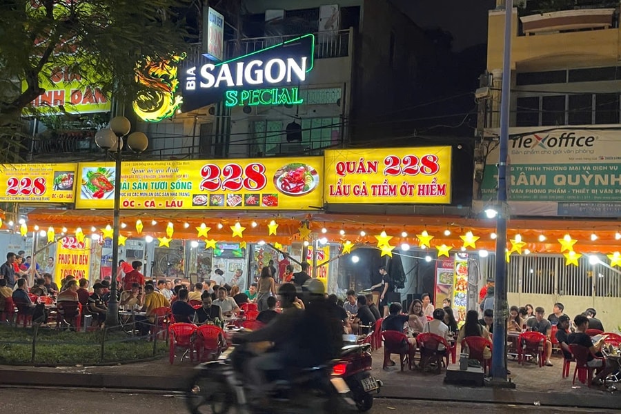 TP.HCM siết quản lý vỉa hè, lòng đường: Không để người dân phải ‘chạy vòng’ hỏi thủ tục