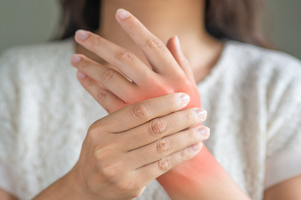 Bệnh viêm khớp dạng thấp và 'kẻ thù' khô mắt: Góc nhìn từ chuyên gia