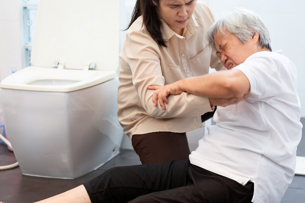 Té ngã ở người cao tuổi: Vì sao bác sĩ khuyên không vội đỡ dậy?
