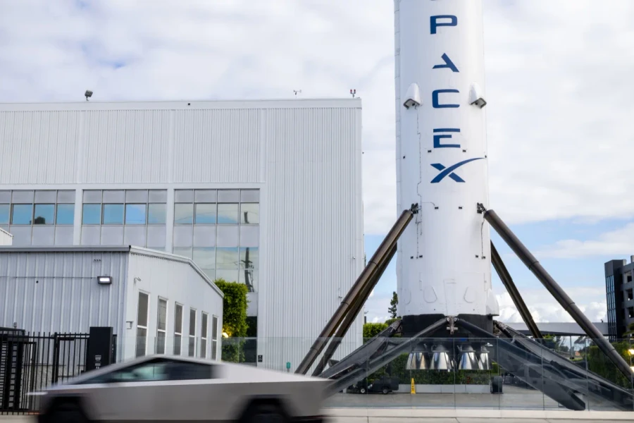 Giới đầu cơ tin cổ phiếu SpaceX tăng hơn 20% ngày đầu, nghị sĩ muốn hoãn IPO