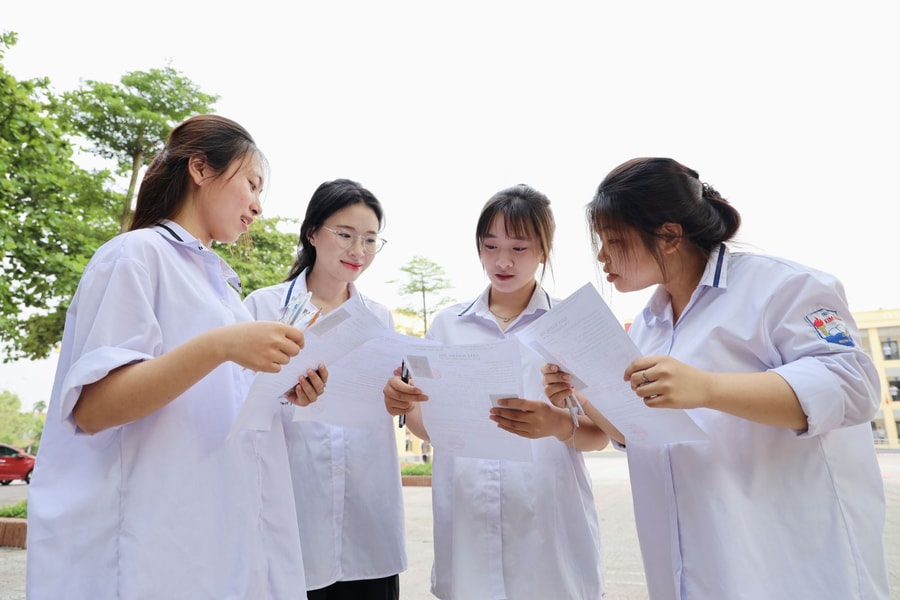 Thi tốt nghiệp THPT: Sĩ tử thời AI và muôn kiểu chữa lành viral mạng xã hội