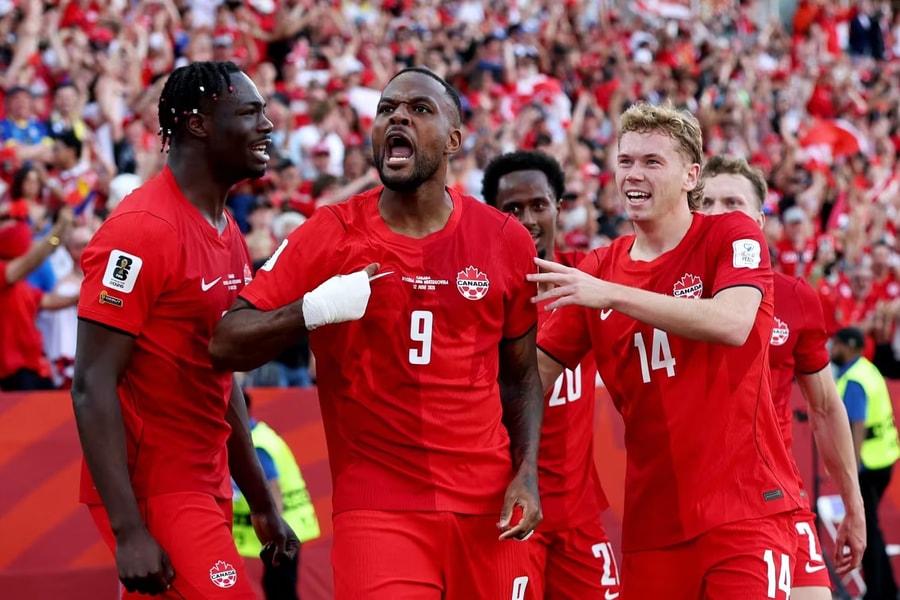 Canada lần đầu giành điểm ở World Cup nhờ siêu dự bị Larin