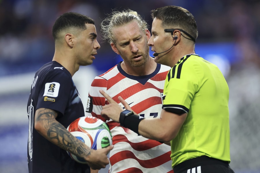 Cầu thủ đầu tiên ở World Cup được VAR cứu nhờ luật ‘nhầm người’