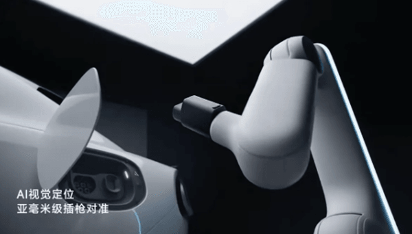 Xiaomi phát minh cánh tay robot sạc xe điện