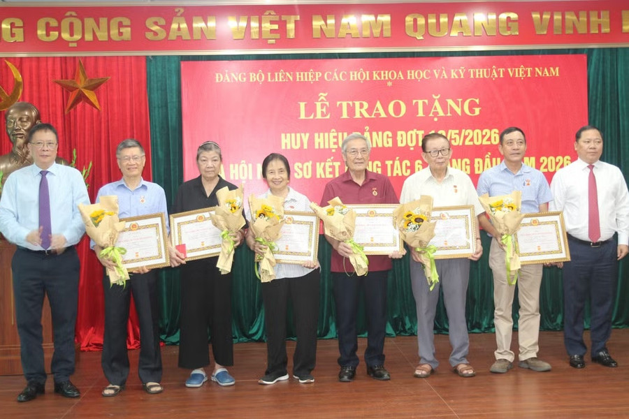 Đảng ủy VUSTA trao tặng Huy hiệu Đảng và sơ kết 6 tháng đầu năm 2026