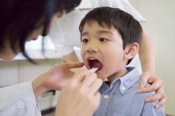 Cha mẹ mắc sai lầm khi con viêm họng: Bác sĩ cảnh báo!