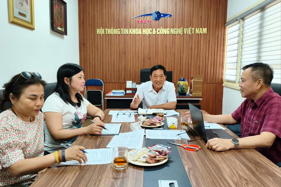 Chủ tịch Trần Văn Tùng làm việc với thường trực website Hội