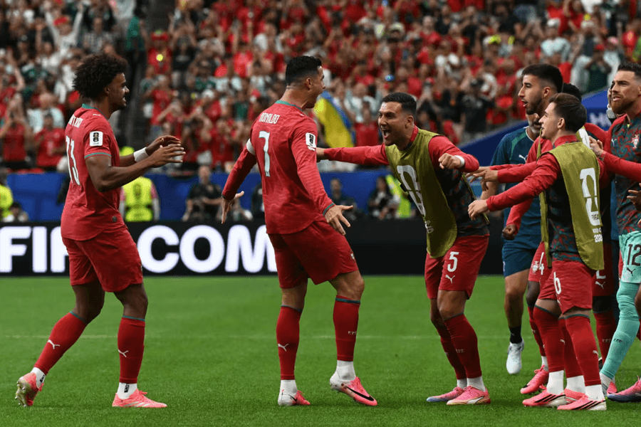 Ronaldo “thoát pressing” vào ngày sinh nhật Messi