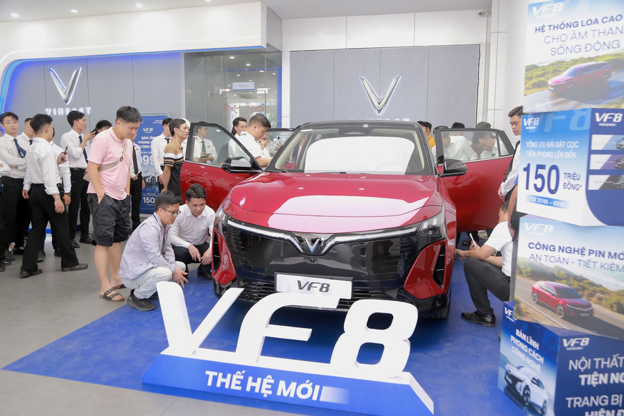 SUV điện VinFast VF 8 thế hệ mới chinh phục các gia đình mê xê dịch