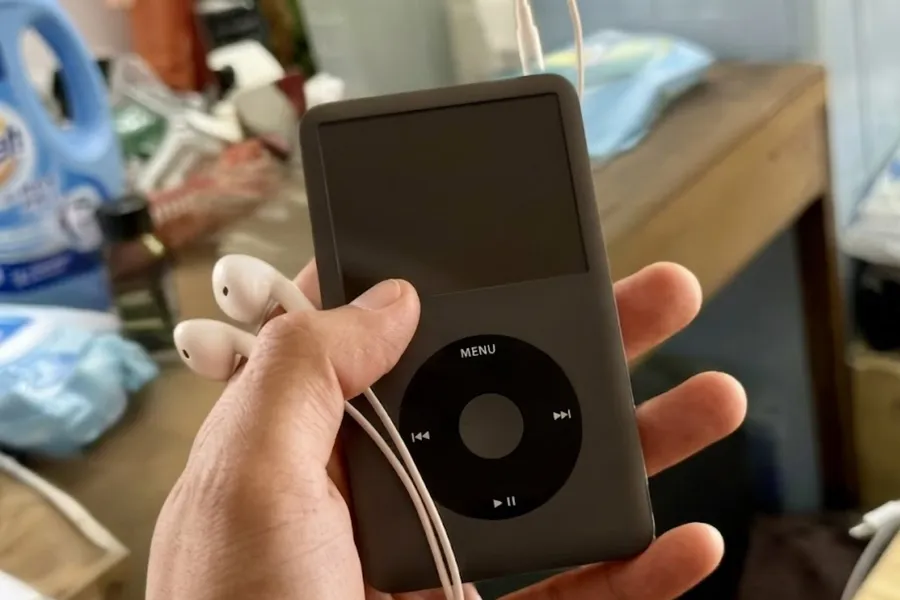 Điện thoại 'cục gạch' trở lại: Giới trẻ chi tiền thoát smartphone