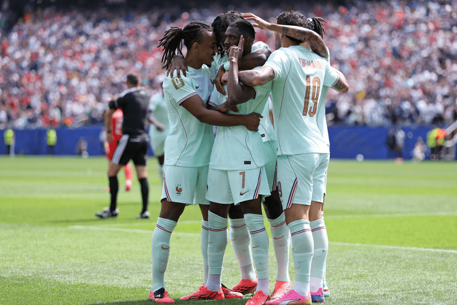 Mbappe hãy nhường chân cho Dembele