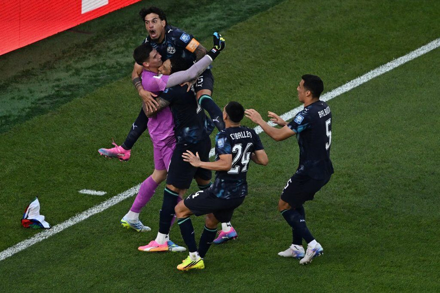 Đức lần đầu thua 'đấu súng' World Cup, Paraguay tạo địa chấn, VAR gây tranh cãi