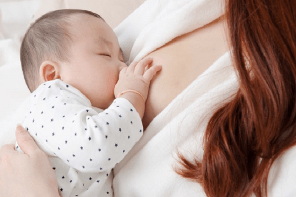 Trẻ bú mãi không tăng cân, bác sĩ lí giải nguyên nhân khó ngờ