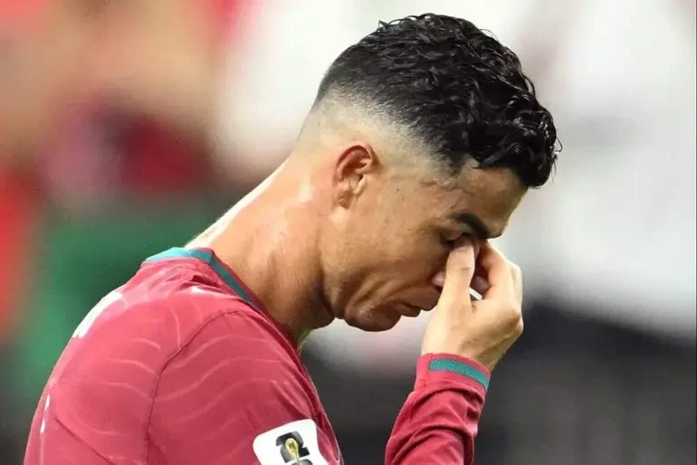 Ronaldo chia tay World Cup trong nước mắt và kỷ lục buồn, Roberto Martinez từ chức
