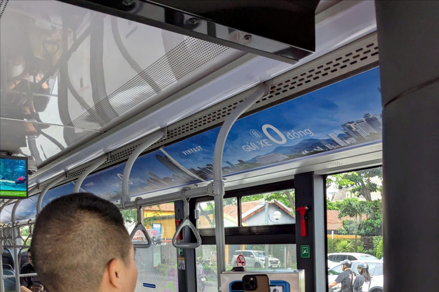 Thẻ vé xe buýt điện tử ở Hà Nội: Tiện lợi dù còn vài bất cập