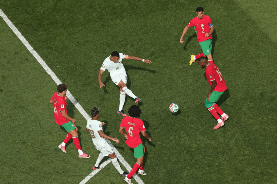 Mbappe - Con người mang đế giày gió