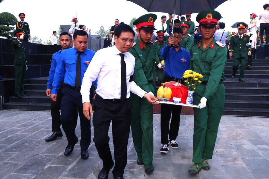 Tổ quốc đón các anh trở về