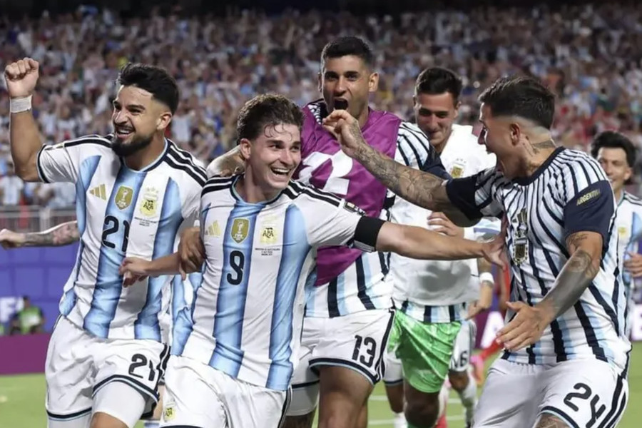 Alvarez làm Messi lu mờ, thẻ đỏ kì lạ của Embolo khiến Thụy Sĩ thua Argentina