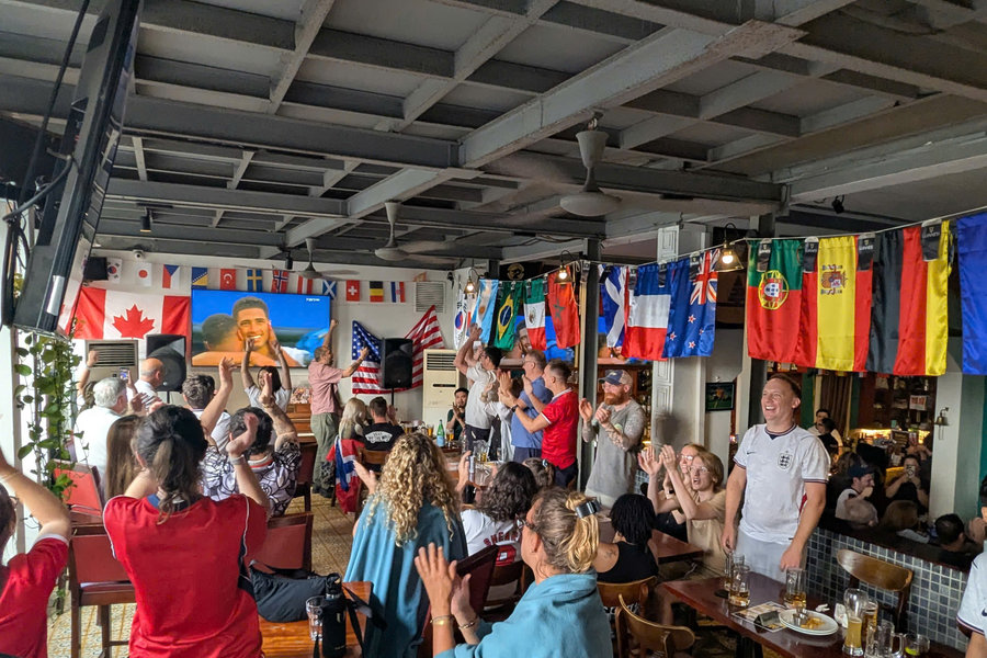 Cổ động viên nước ngoài xem World Cup tại Việt Nam: Vỡ oà với những chuyến 'tàu lượn cảm xúc'