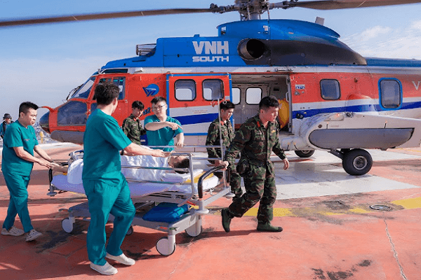 Tai nạn trên đảo Trường Sa: Trực thăng xuyên đêm giành 'thời gian vàng'