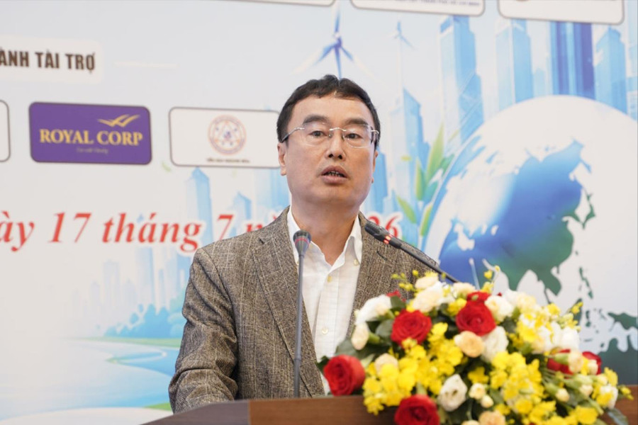 Việt Nam 'đi bằng hai chân' để giữ an ninh năng lượng