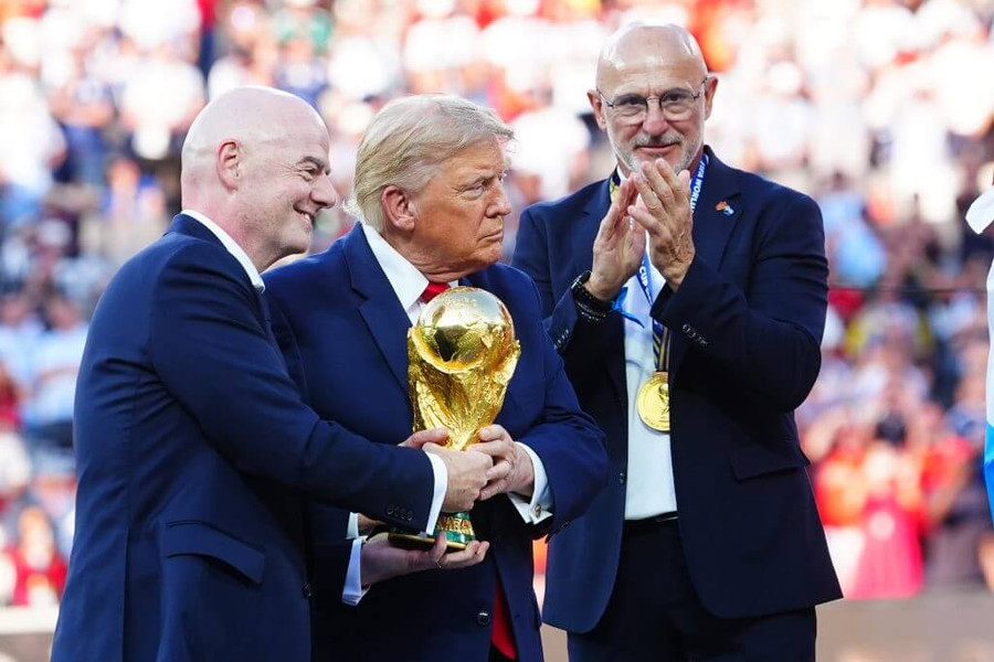 Ông Trump và Infantino làm lu mờ lễ trao cúp vô địch cho Tây Ban Nha