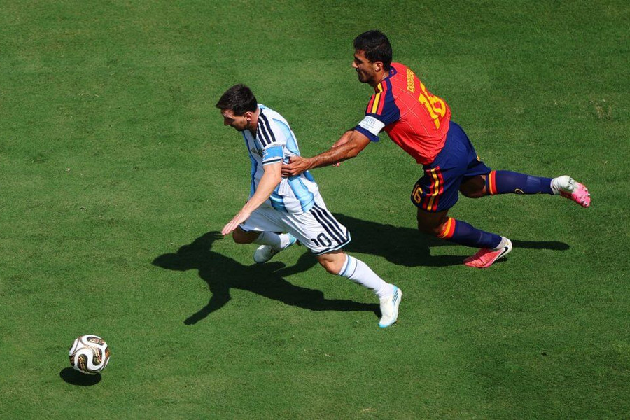 Rodri giành Quả bóng vàng World Cup, Tây Ban Nha khóa chặt Messi như thế nào?