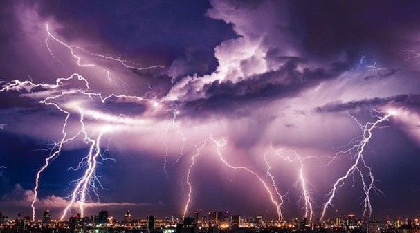 Hàng trăm tia sét dội xuống Hà Nội, Hưng Yên và Ninh Bình trong rạng sáng 25/7