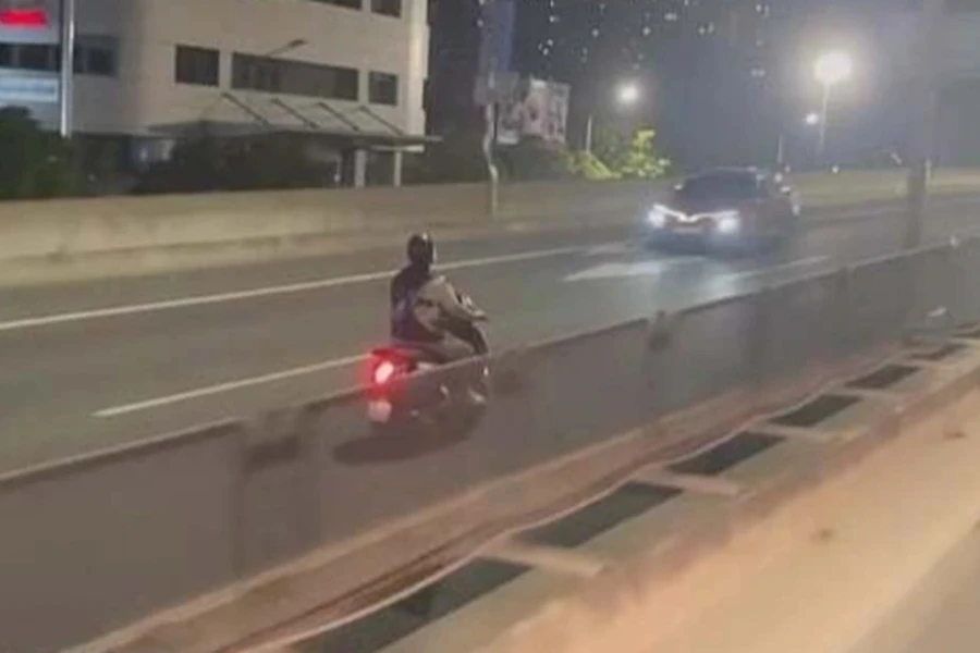 Video thanh niên đi xe máy ngược chiều trên vành đai 3 rồi tông trực diện ô tô ở Hà Nội
