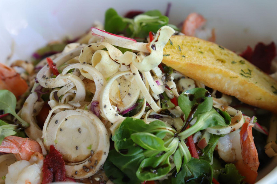 Vì sao một đĩa salad được gọi là 'Salad triệu phú'?
