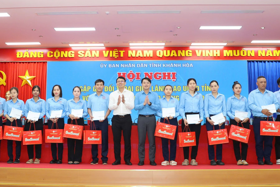 Lãnh đạo UBND tỉnh Khánh Hòa gặp gỡ, đối thoại với đoàn viên, người lao động