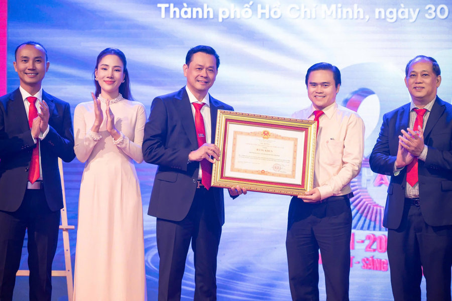 Hiệp hội Quảng cáo TP.HCM nhận bằng khen của Thủ tướng