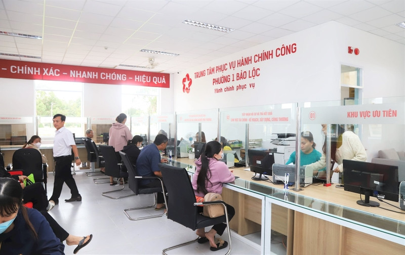 Từ 15/8, muốn được miễn, giảm lệ phí qua VNeID phải làm gì?