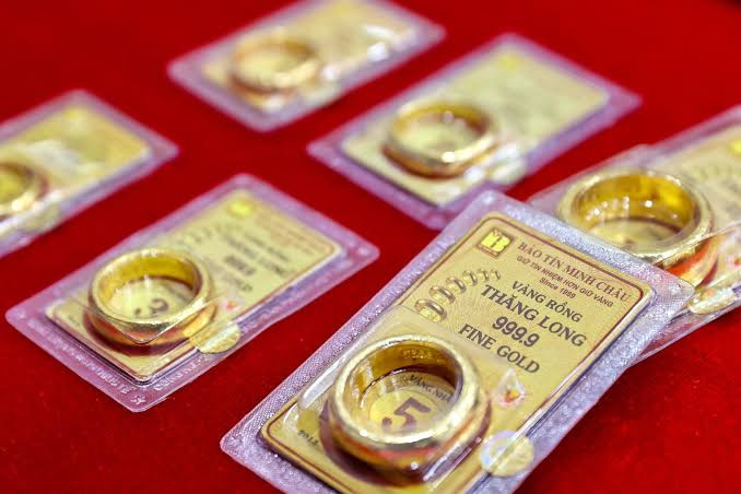 Giá vàng hôm nay 13/8: Vàng biến động, có nên mua tích lũy vì sợ đồng tiền mất giá?