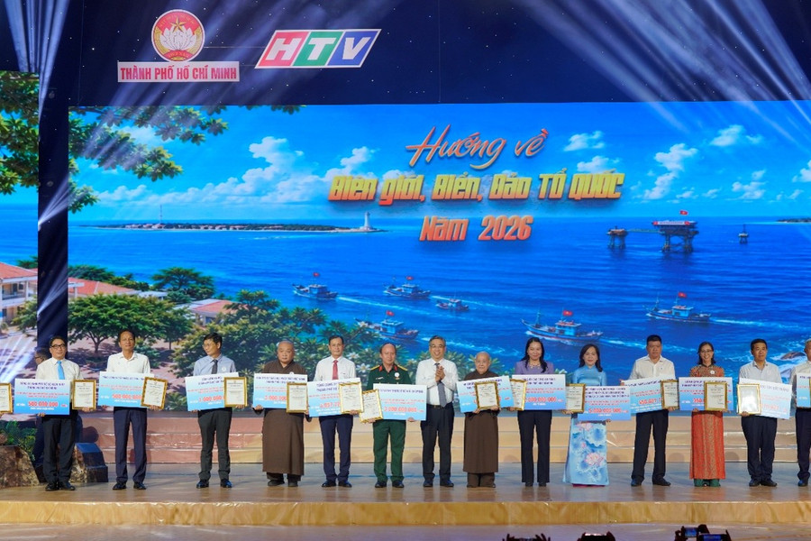 EVNHCMC trao hơn 4 tỉ đồng hướng về biên giới, biển, đảo Tổ quốc